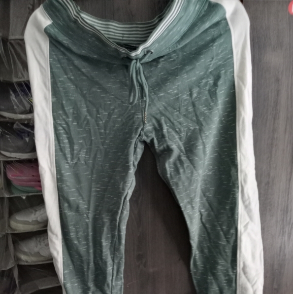 Woman's workout pants - Picture 1 of 2